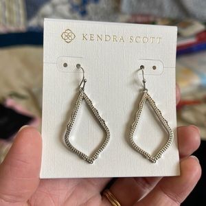 NEW Kendra Scott Sophia Drop Earrings in Silver